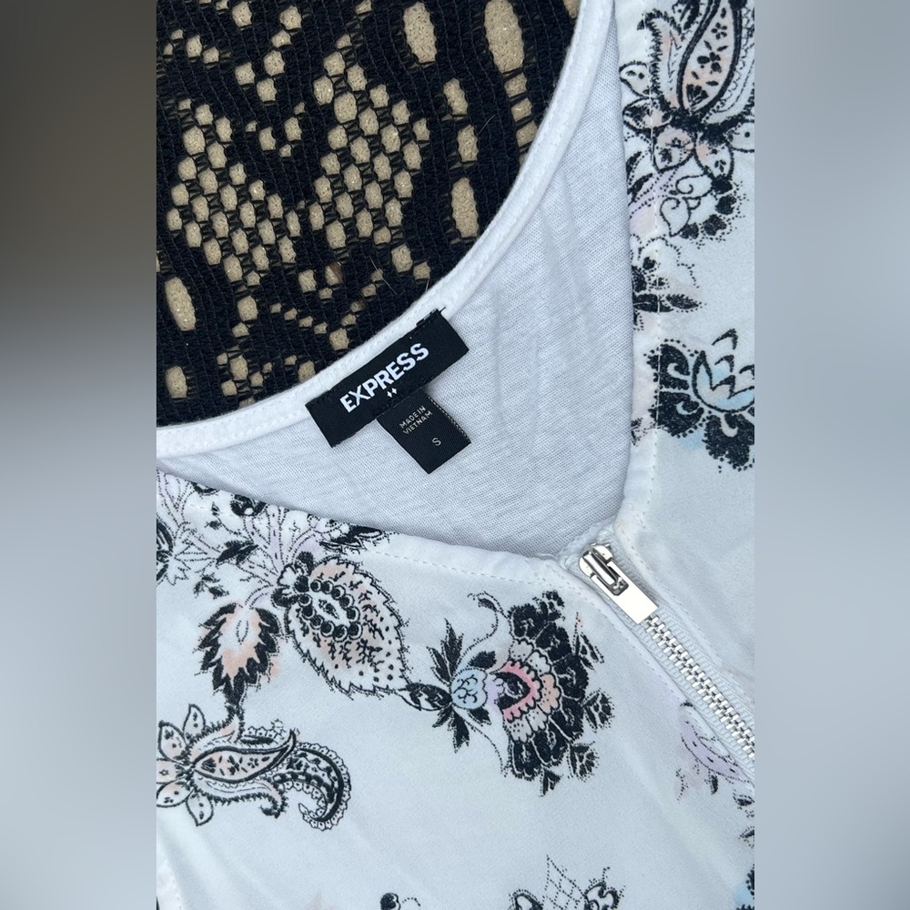 Express Paisley Floral V Neck Zip Front Sleeveless Blouse Top Semi Sheer Small - Picture 3 of 10